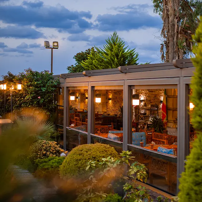 فضای باز رستورانکافه ارکیده شعبه متل قو در غروب