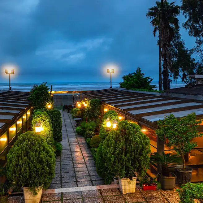 فضای باز رستورانکافه ارکیده شعبه متل قو در غروب