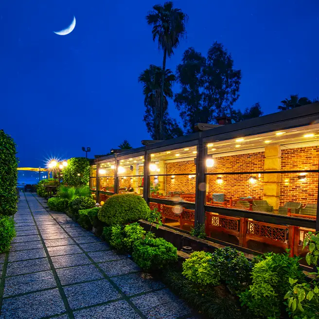 فضای باز رستورانکافه ارکیده شعبه متل قو در شب