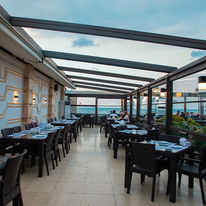 محوطه شیشهای در رستورانکافه ارکیده شعبه متل قو