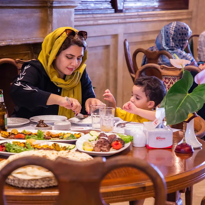 میهمانی خانوادگی در رستورانکافه ارکیده