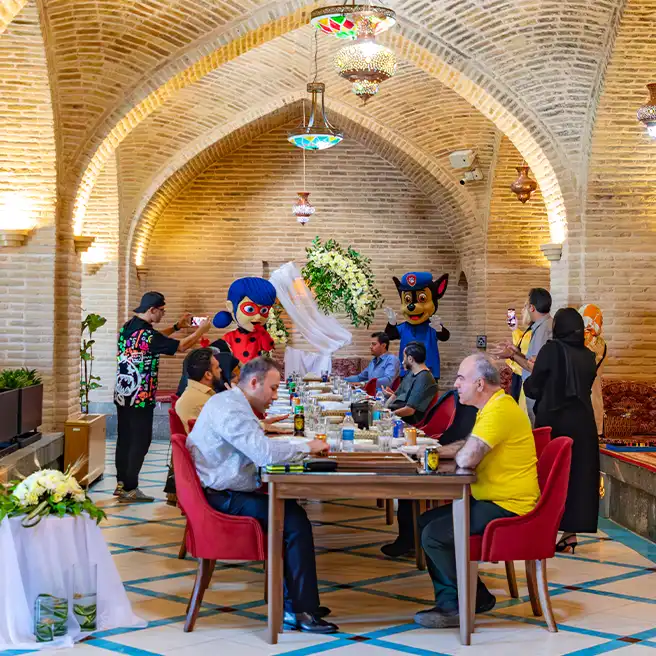 برگزاری مهمانی خانوادگی در رستورانکافه ارکیده شعبه کاروانسرای مادرشاه اصفهان