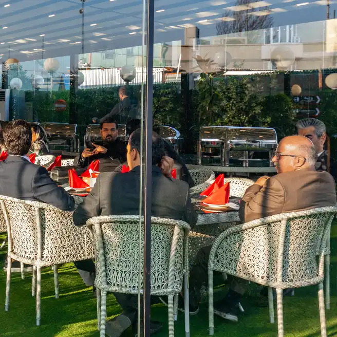 برگزاری جلسه کاری در روفگاردن رستورانکافه ارکیده شعبه آرژانتین