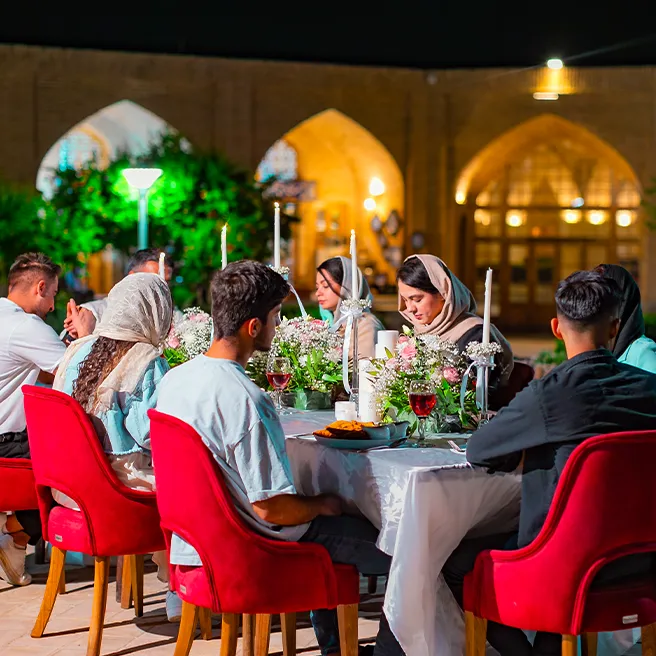 دورهمی دوستانه در فضای باز رستورانکافه ارکیده شعبه اصفهان