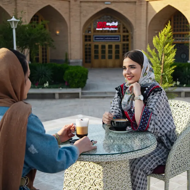 قرارهای دو نفره در رستورانکافه ارکیده شعبه کاروانسرای مادرشاه اصفهان