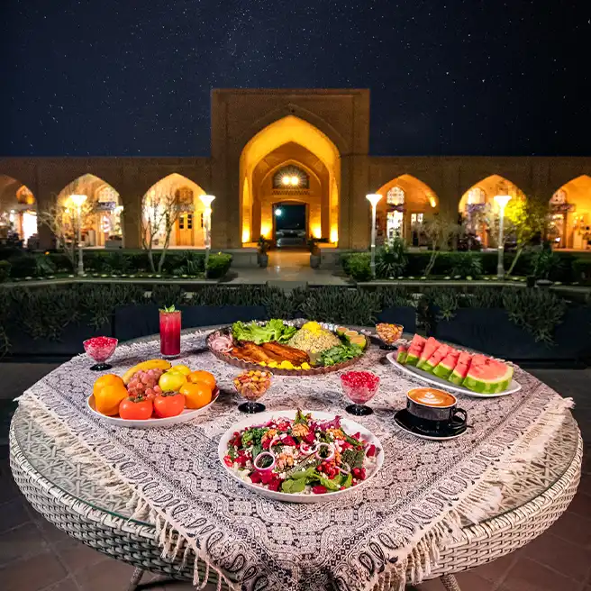 میز یلدا در رستوران‌کافه ارکیده شعبه اصفهان