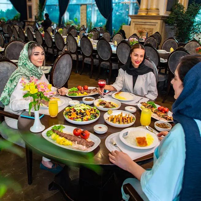 دورهمی دوستانه به صرف ناهار در رستورانکافه ارکیده شعبه سعادتآباد