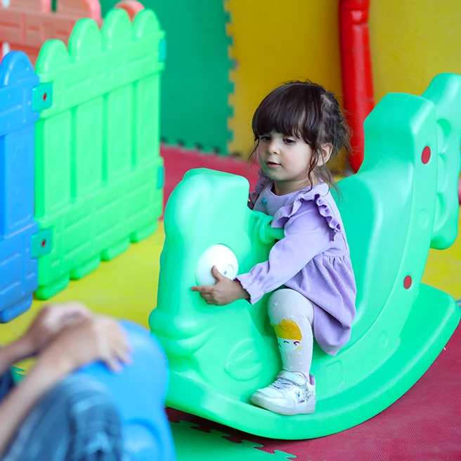 کودکان در خانه بازی شعب ارکیده