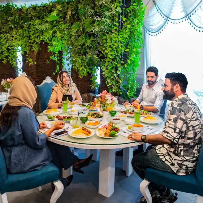 دورهمی دوستانه در ارکیده شعبه گردان کرج