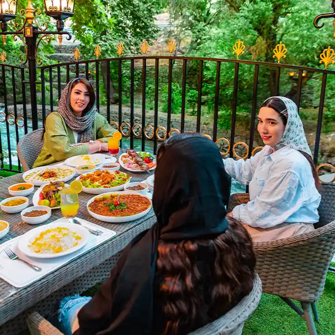 ناهاری دلچسب با دوستان در رستورانکافه ارکیده شعبه جاده چالوس