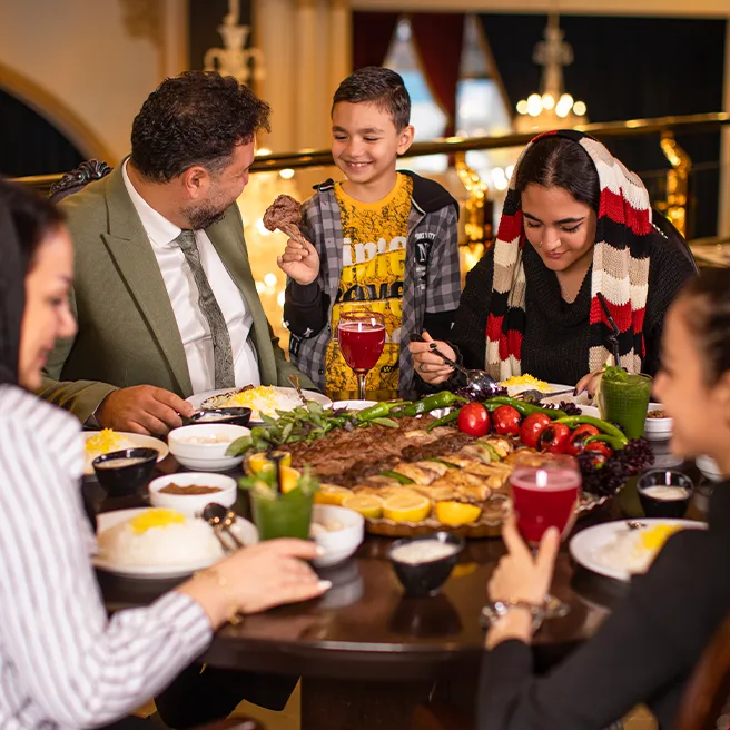 دورهمی خانوادگی به مناسبت روز پدر در ارکیده شعبه سعادت‌آباد