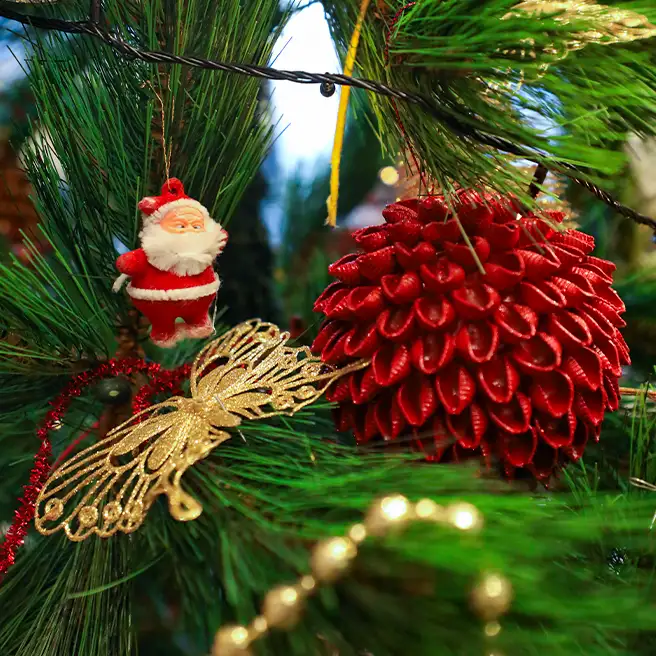 درخت کریسمس در رستوران‌کافه‌های ارکیده