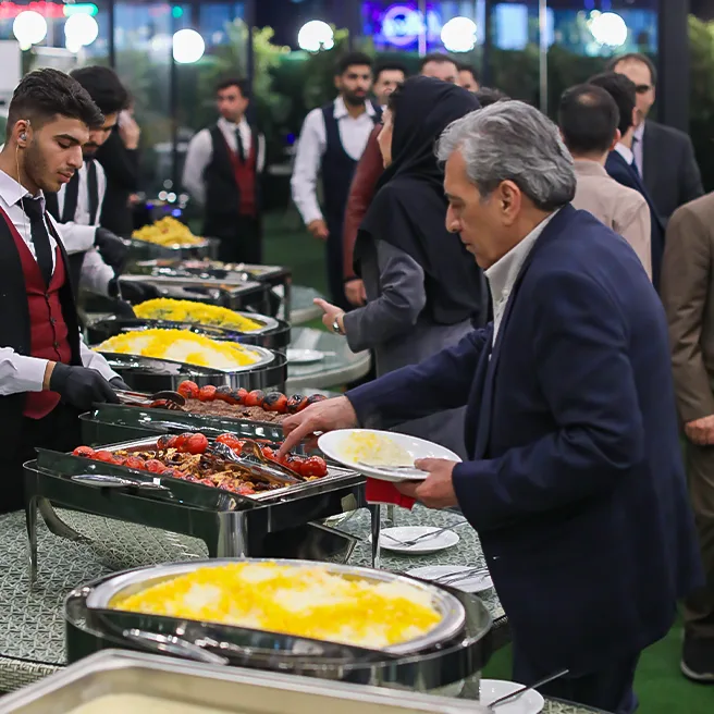 پذیرایی در جشن سازمانی به مناسبت روز مرد در روف‌گاردن ارکیده شعبه آرژانتین