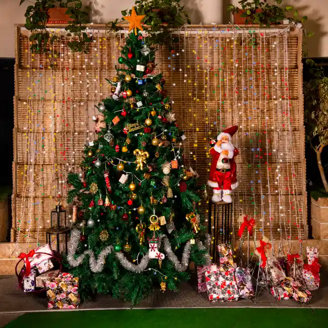 درخت کریسمس در رستوران‌کافه‌های ارکیده