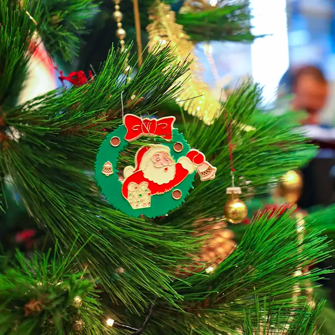 بابانوئل و درخت کریسمس