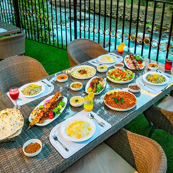 میز غذاهای ایرانی در ارکیده جاده چالوس