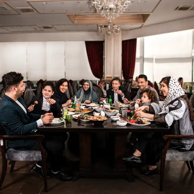 دورهمی خانوادگی به مناسبت روز پدر در ارکیده شعبه سعادت‌آباد