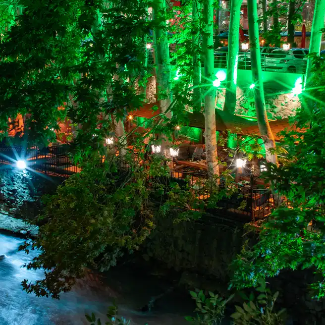 طبیعت رستوران‌کافه ارکیده شعبه جاده چالوس در شب