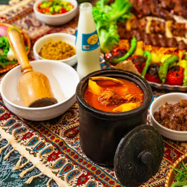 سرو دیزی درباری در رستوران‌کافه ارکیده شعبه جاده چالوس