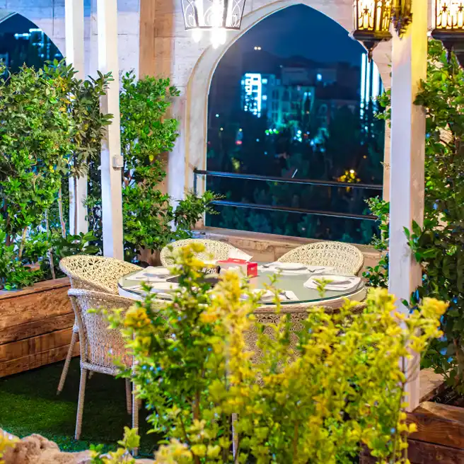 روف‌گاردن ارکیده شعبه گردان در شب