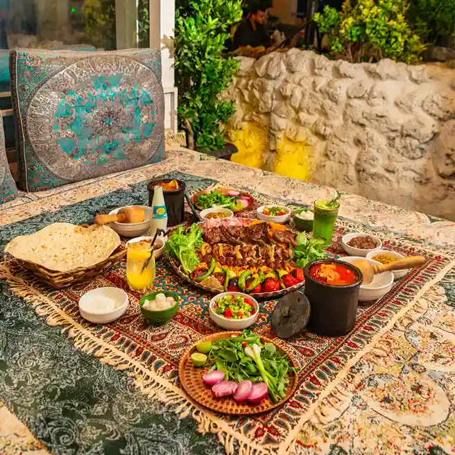 سینی کباب ارکیده در روف‌گاردن شعبه گردان کرج