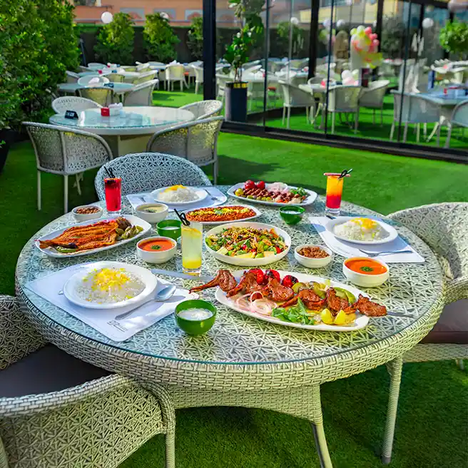 سرو شیشلیک و ماهی کبابی در روف‌گاردن ارکیده شعبه آرژانتین